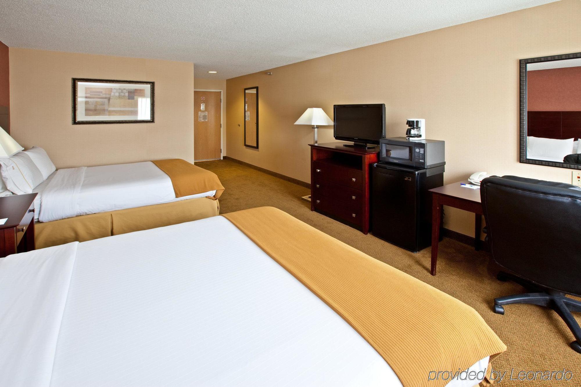 Holiday Inn Express Hotel & Suites Cincinnati-North/Sharonville Room photo