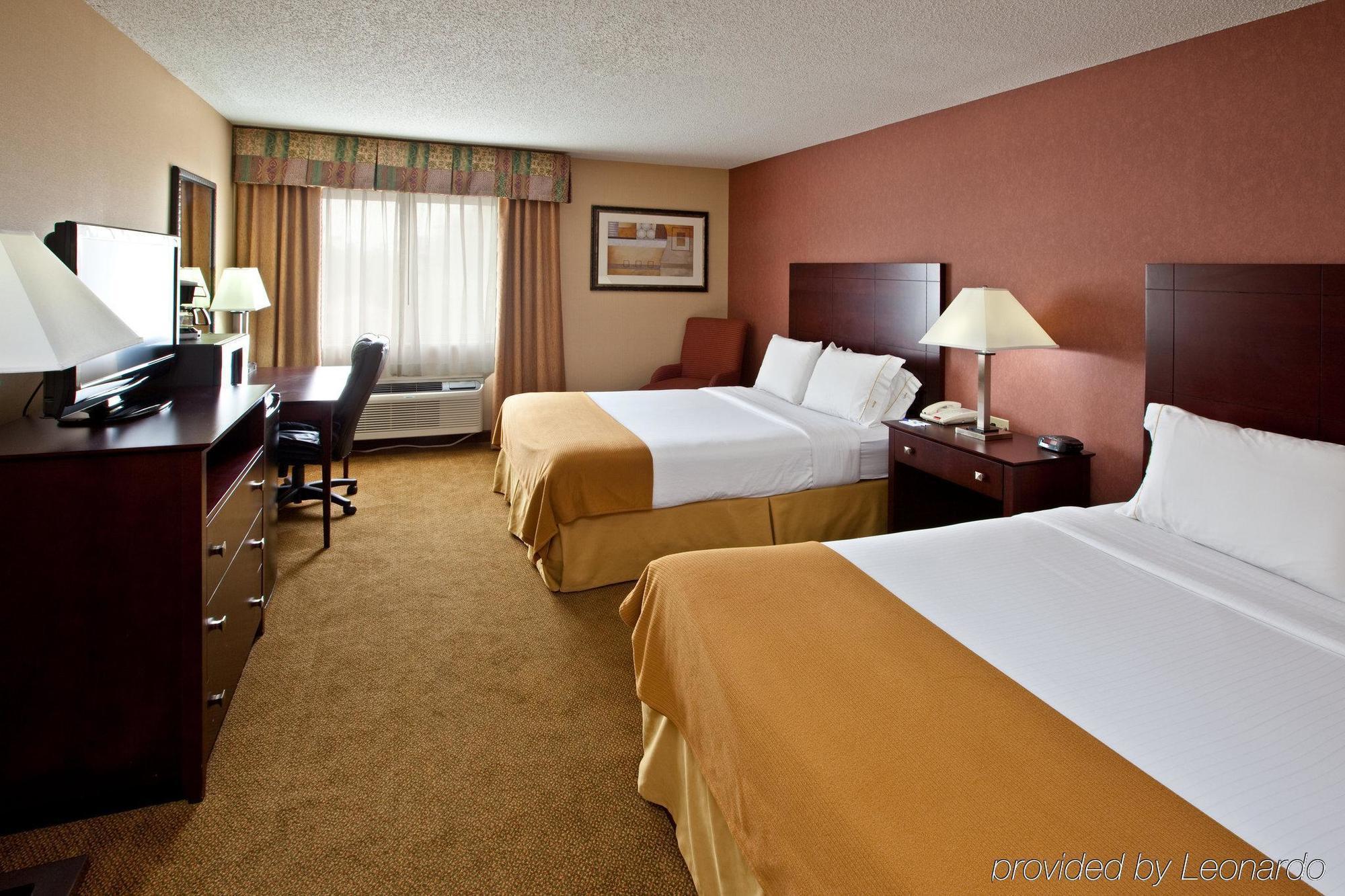 Holiday Inn Express Hotel & Suites Cincinnati-North/Sharonville Room photo