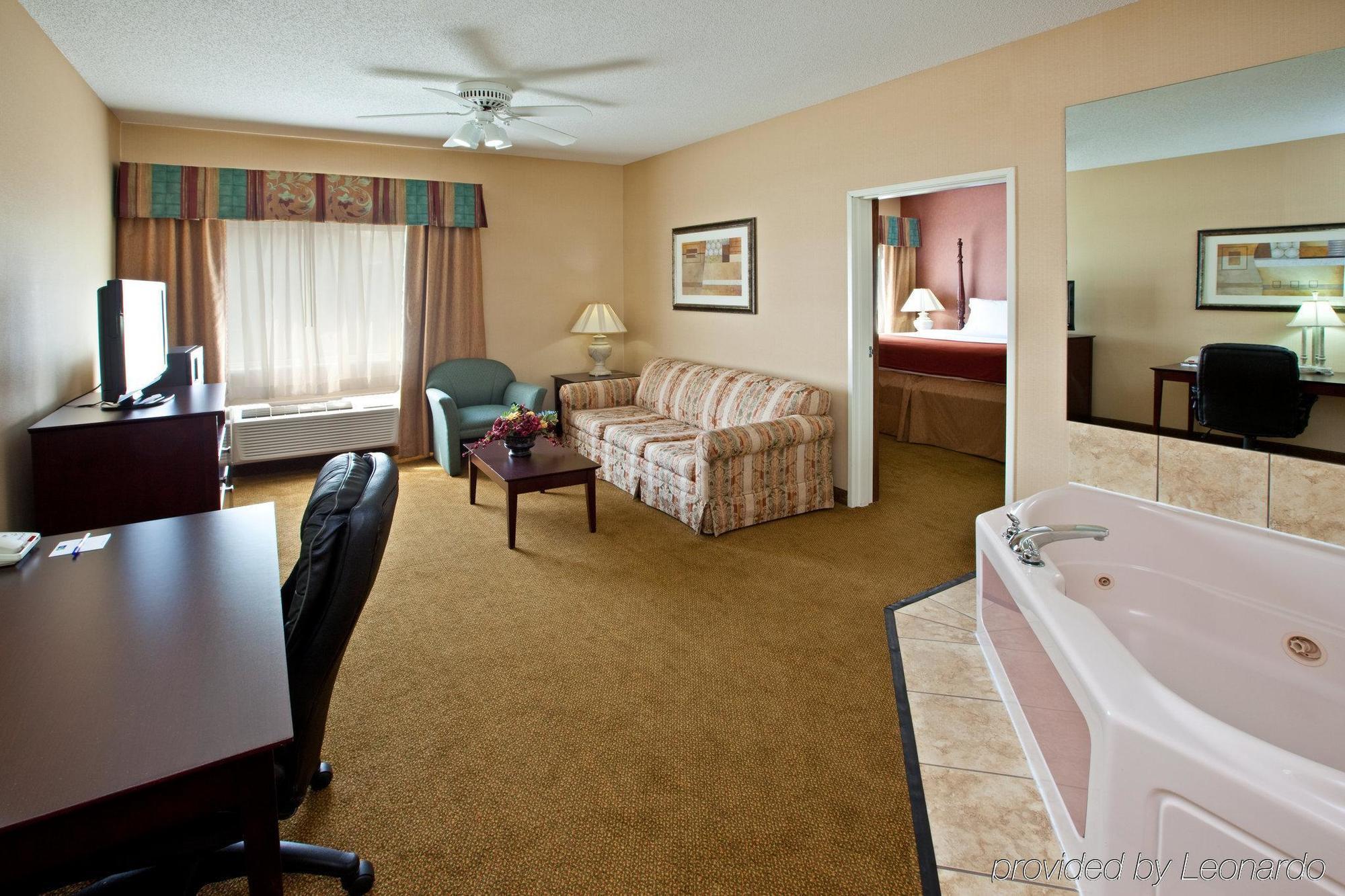 Holiday Inn Express Hotel & Suites Cincinnati-North/Sharonville Room photo