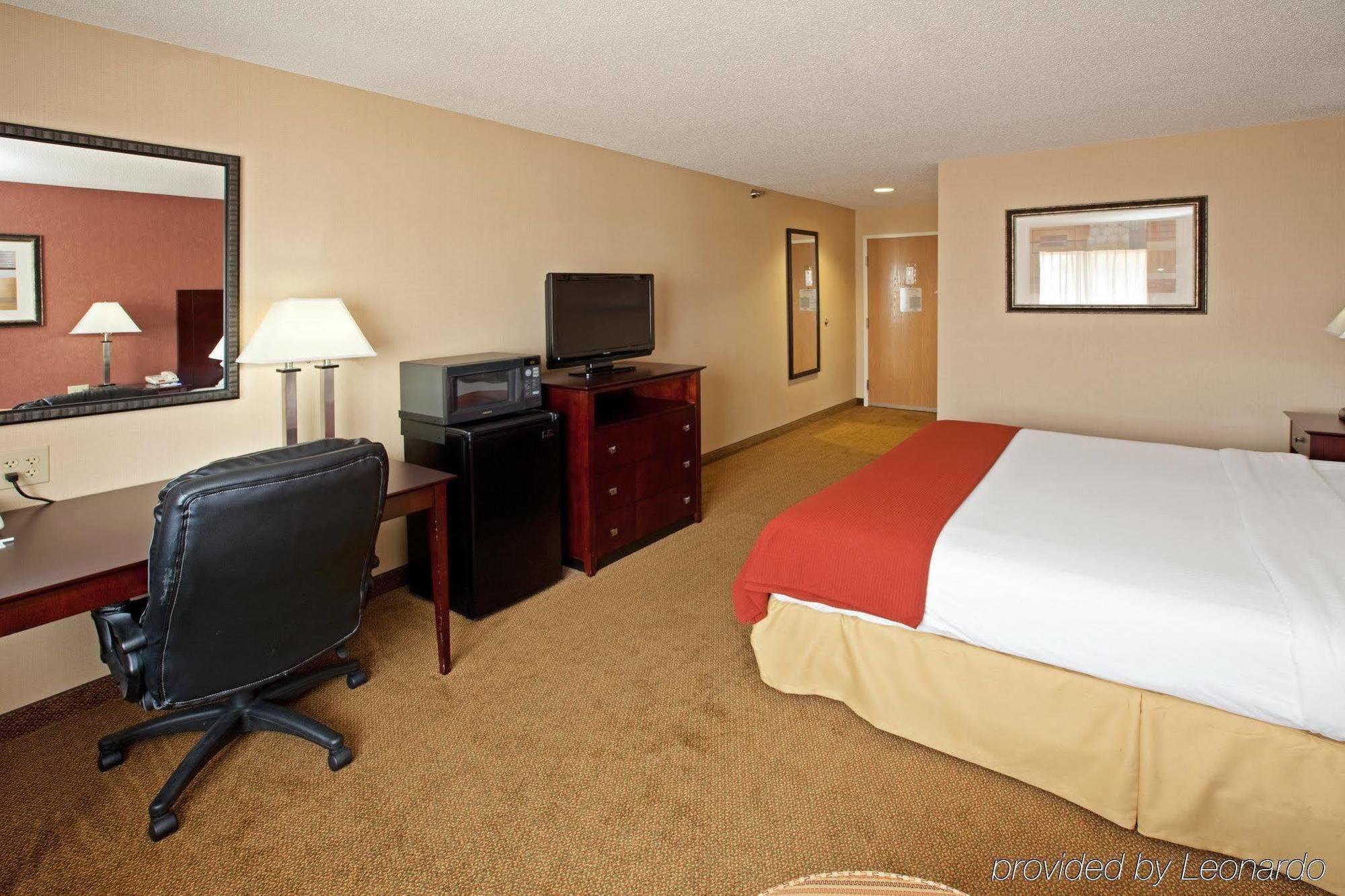 Holiday Inn Express Hotel & Suites Cincinnati-North/Sharonville Room photo