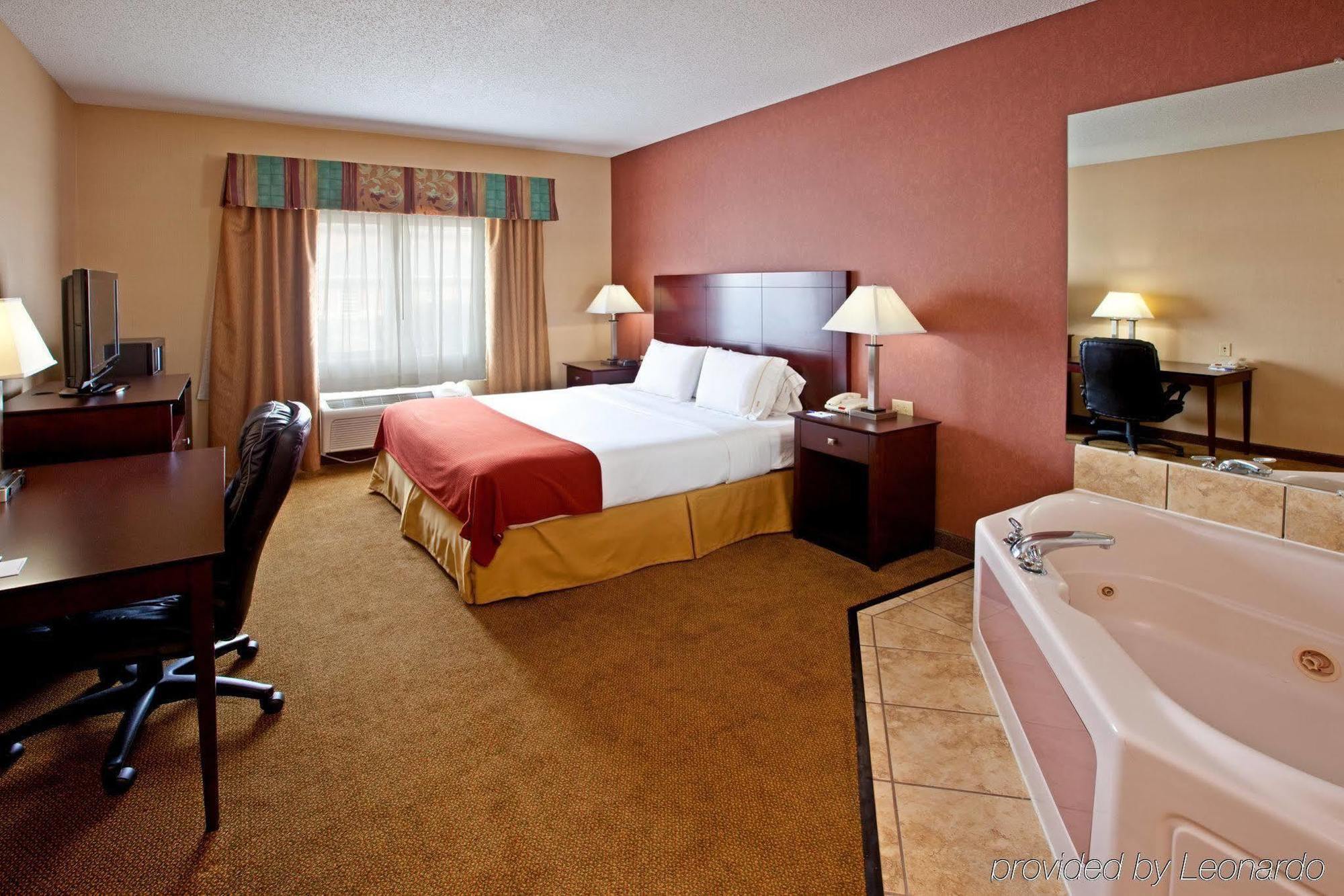 Holiday Inn Express Hotel & Suites Cincinnati-North/Sharonville Room photo